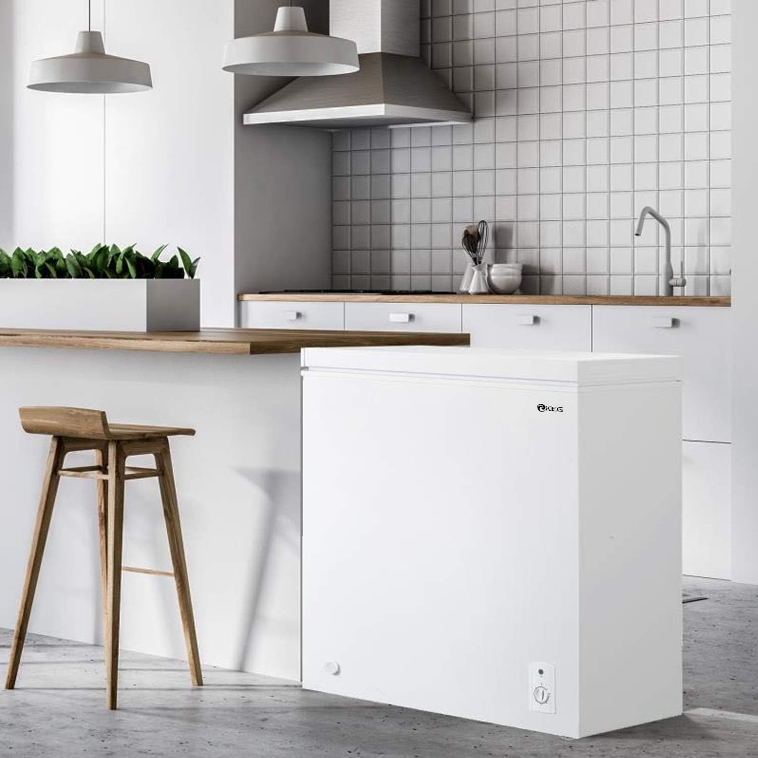 7.0 Cubic Feet Top Chest Freezer with Adjustable Thermostat and Removable Storage Basket B5151