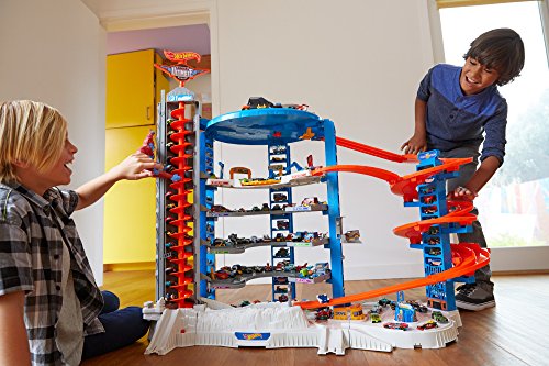 Hot Wheels Toy Car Track Set & 4 1:64 Scale Cars J965