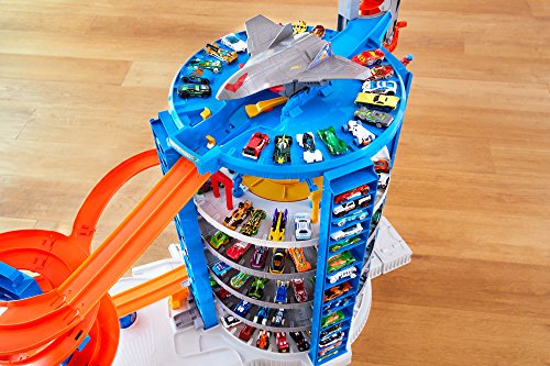 Hot Wheels Toy Car Track Set & 4 1:64 Scale Cars J965