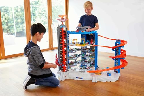 Hot Wheels Toy Car Track Set & 4 1:64 Scale Cars J965