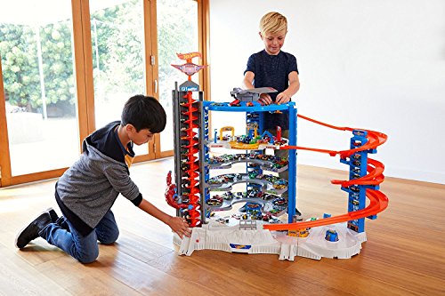 Hot Wheels Toy Car Track Set & 4 1:64 Scale Cars J965