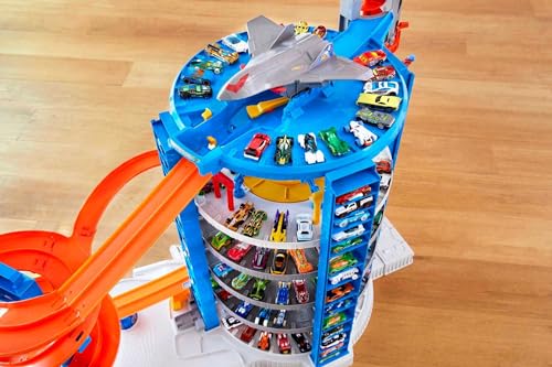 Hot Wheels Toy Car Track Set & 4 1:64 Scale Cars J965